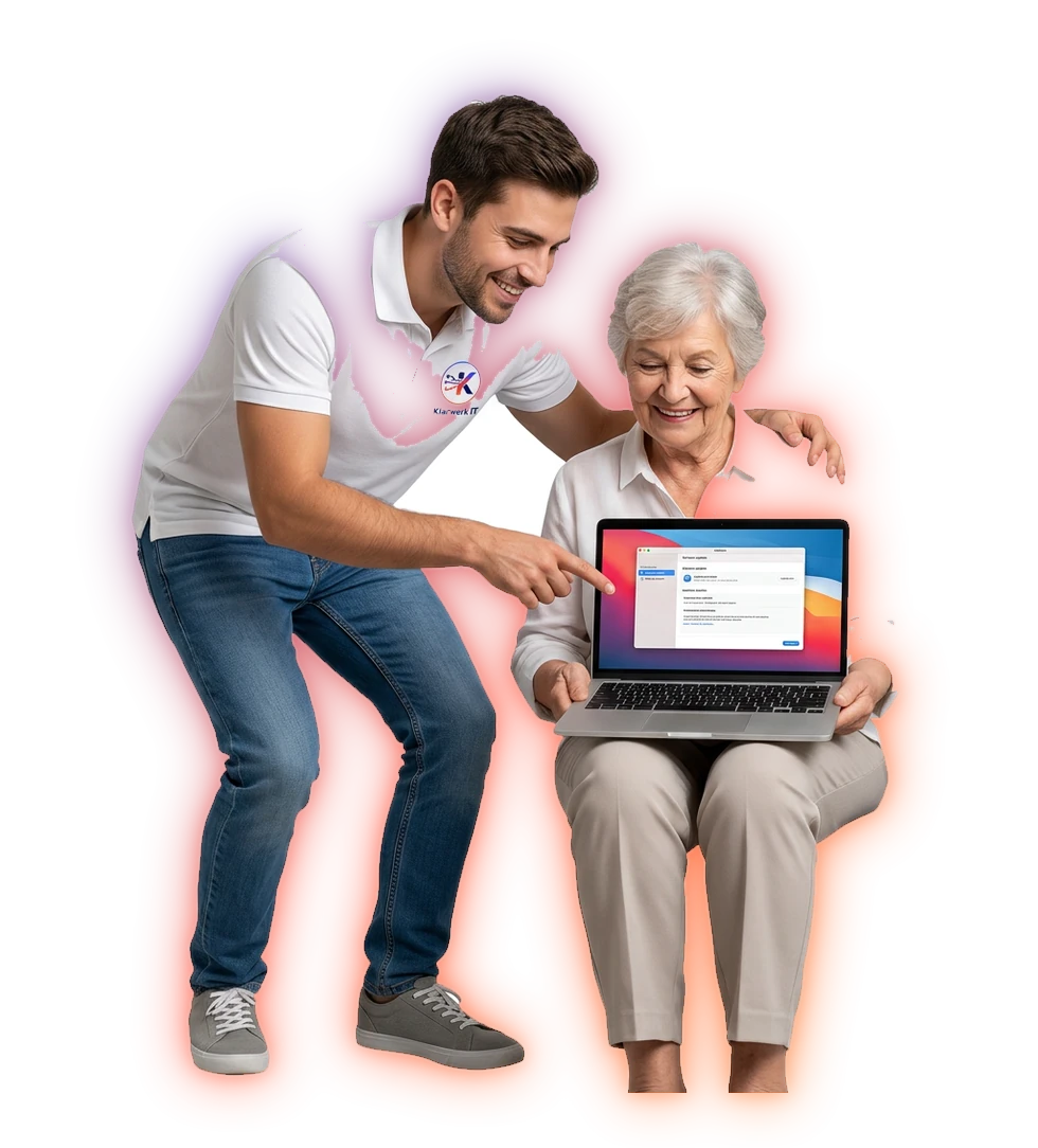 Klarwerk IT hilft einem Senior am Laptop